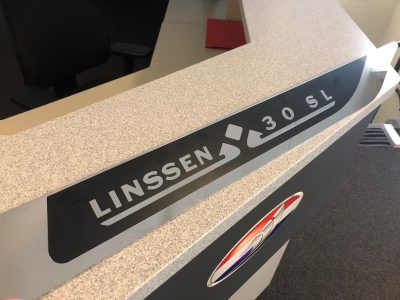 Voorbeeld SL (tekst hoogglans rvs achtergrond donker ingelegd)